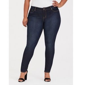 TORRID CURVY SKINNY JEAN - MEDIUM DARK WASH EUC